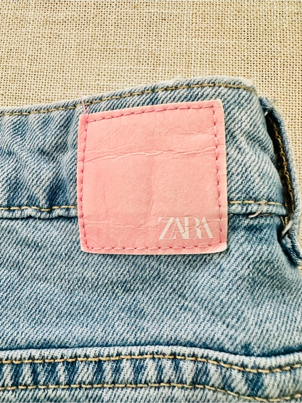 Zara High Rise Long Length Wide Leg Jeans Light Wash Cotton Pink Patch SZ 6 - Picture 7 of 7